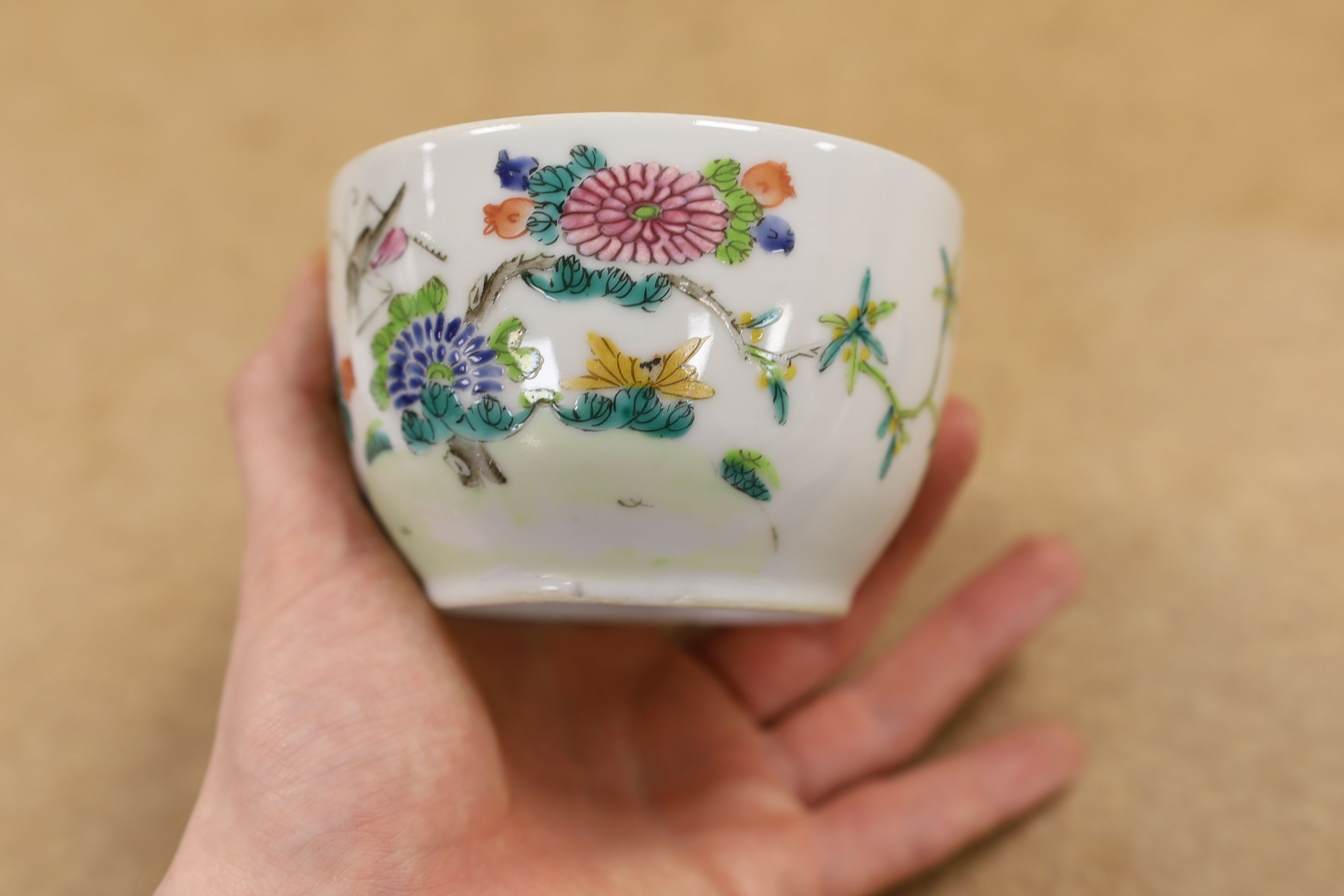 A Chinese famille rose chupu and a bowl, late 19th century, and a cloisonne parasol handle, 23cm long